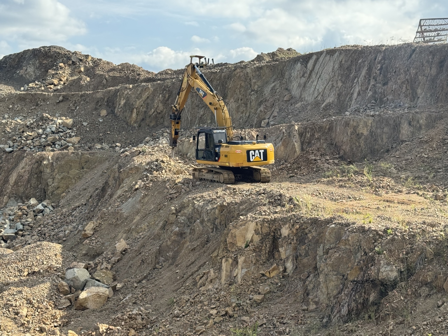 Excavadora Caterpillar en cantera