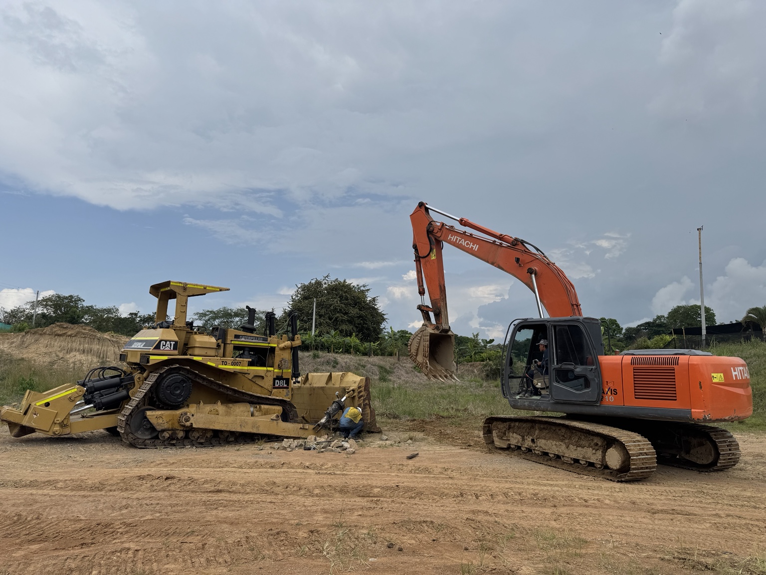 Bulldózer Caterpillar y excavadora Hitachi