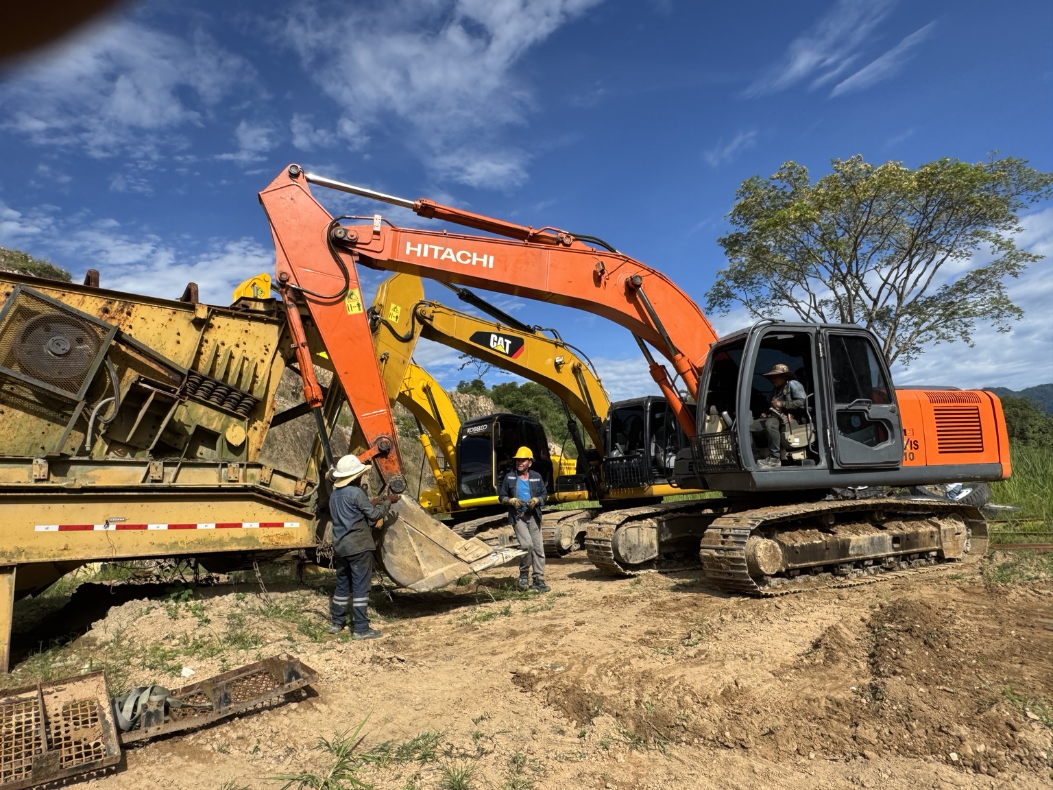 Excavadoras Hitachi y Caterpillar en operación